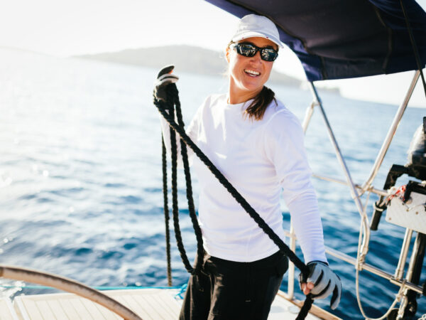 Meilentörn mit Frau auf Boot mit Seil in der Hand