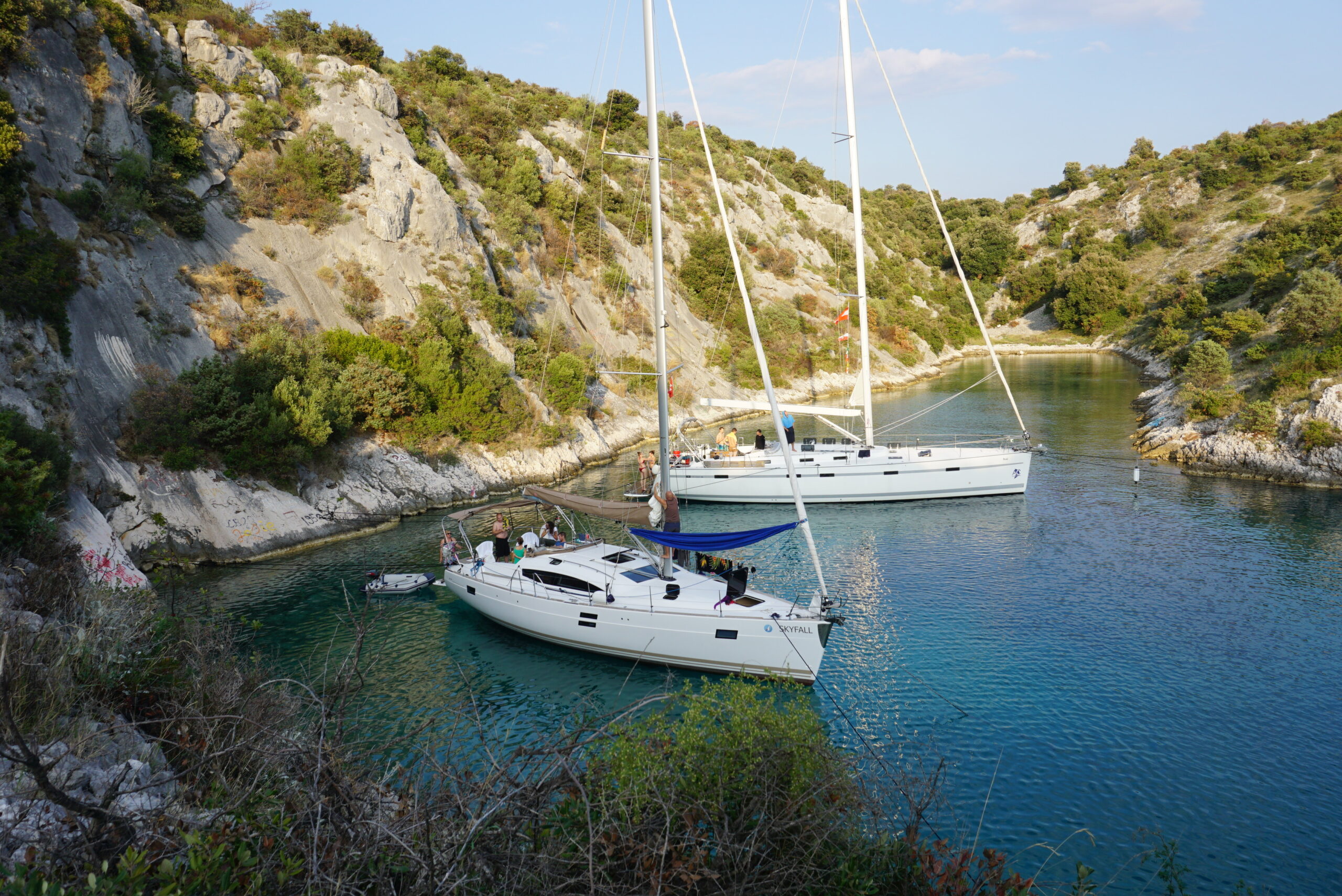 Zwei Segelboote in einer schönen Bucht in Kroatien.